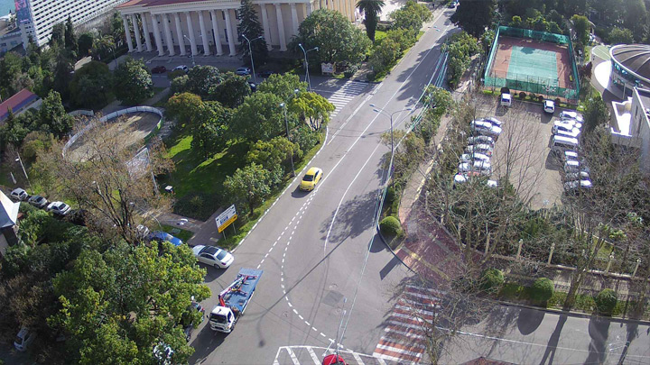 Онлайн веб-камера на перекрёстке улиц Театральная и Орджоникидзе (Сочи, Россия)